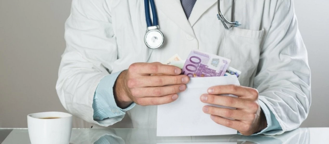 Αθήνα: Συνελήφθη καρδιοχειρουργός που ζητούσε «φακελάκια» - Είναι διευθυντής δημόσιου νοσοκομείου